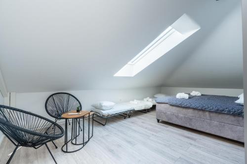 Postel nebo postele na pokoji v ubytování Beachfront Penthouse Planjka