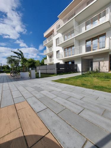 an empty sidewalk in front of a building at Parkowa Premium Apartment in Gdynia