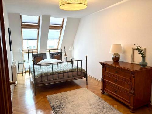 Ένα ή περισσότερα κρεβάτια σε δωμάτιο στο Wohnen im historischen Zentrum