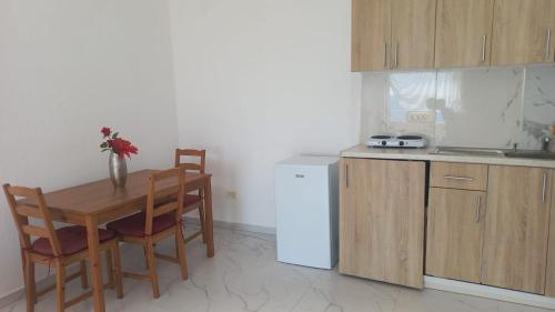 Kuchyň nebo kuchyňský kout v ubytování Apartmani Maravella