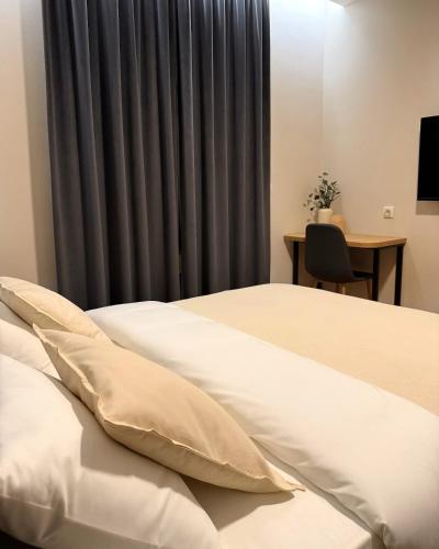 Postel nebo postele na pokoji v ubytování Stari Hrast Apartmani