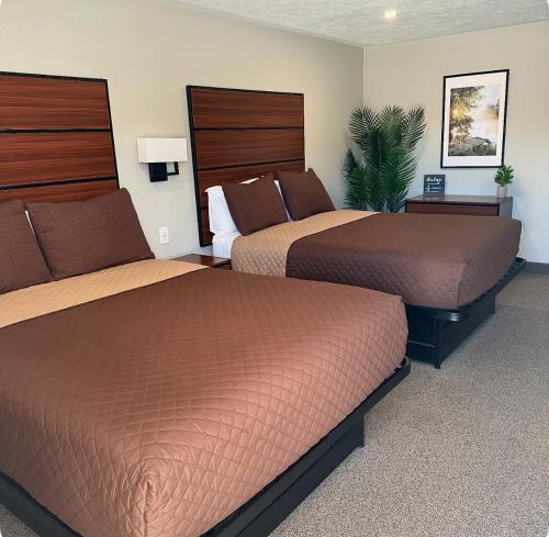 Postel nebo postele na pokoji v ubytování Manitoulin Inn