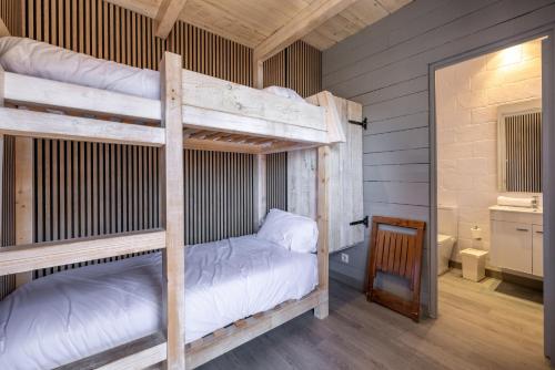 two bunk beds in a room with a bathroom at Alberg Taull in Taull