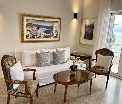 Posezení v ubytování Corinthian Blue Waterfront Suites