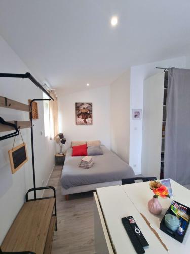 Cette petite chambre comprend un lit et un bureau. dans l'établissement Le Petit Brevin, à Saint-Brévin-les-Pins