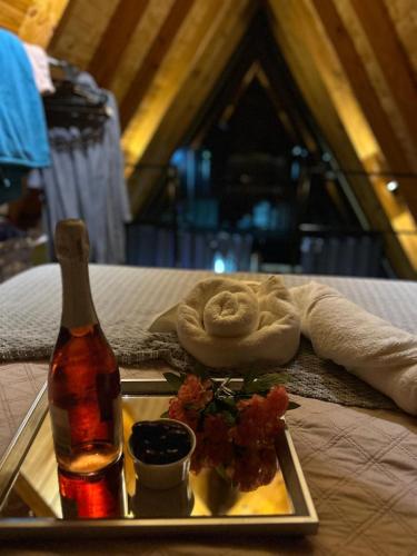 een bord met eten, een fles en een handdoek bij Bangallo Dona Maria in Nonoai