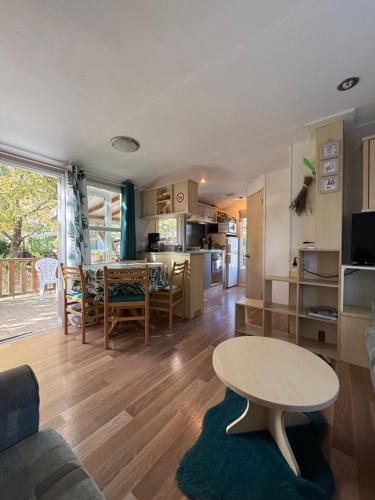 un salon avec une table et une cuisine dans l'établissement Merveilleux mobile home, à Sainte-Croix-de-Verdon