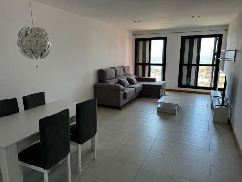 una sala de estar con un sofá y una mesa en NG SANTA CRUZ - Santa Cruz de Tenerife, en Santa Cruz de Tenerife