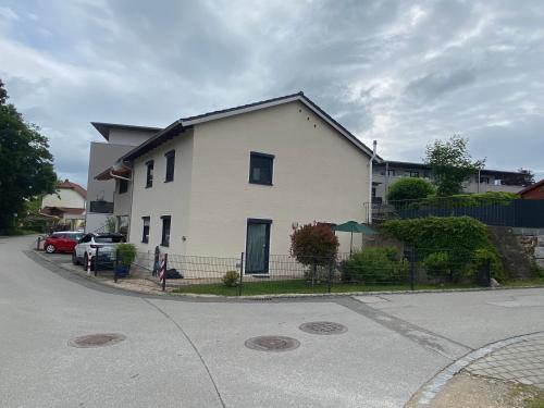 a white house on the side of a street at Ferienwohnung mit Salzachblick in Laufen