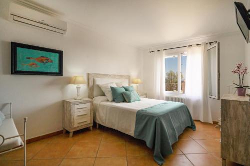 a bedroom with a bed and a window at Villa Rafael muy tranquilo y piscina privada in Punta Prima