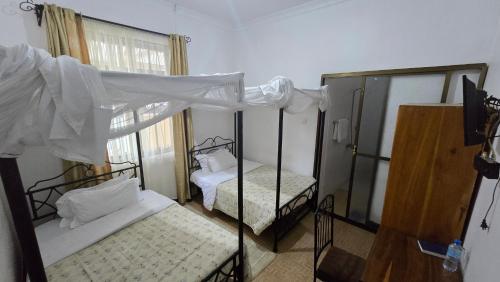Katil atau katil-katil dalam bilik di Arusha Centre Rooms