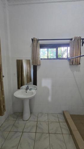 Bilik mandi di Arusha Centre Rooms