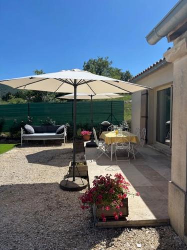 un patio avec une table et un parasol dans l'établissement 