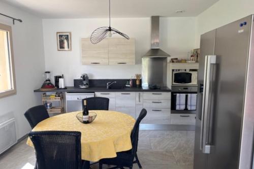 une cuisine avec une table et un réfrigérateur dans l'établissement 