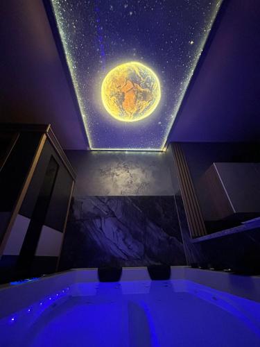 エッセンにあるWellness Suite Essen mit Whirlpool & Saunaの天井に惑星の映像が映し出された部屋