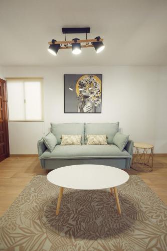 a living room with a couch and a table at Chelsea Cedeira VIVIENDAS USO TURISTICO in Cedeira