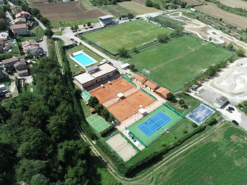 an aerial view of a tennis court and two tennis courts at Suite Valmarecchia in Pietracuta