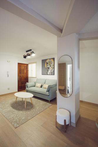 a living room with a couch and a table at Chelsea Cedeira VIVIENDAS USO TURISTICO in Cedeira