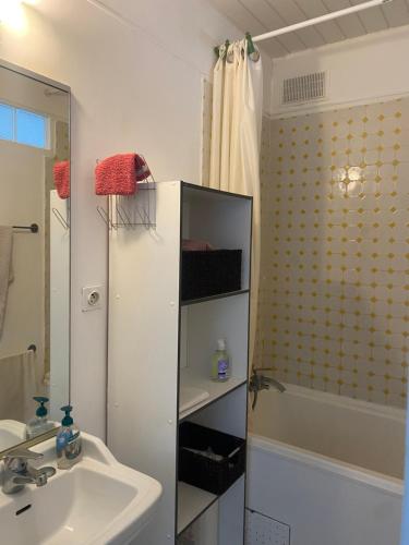 une salle de bain avec un lavabo, une douche et une baignoire dans l'établissement 3 rooms near the beaches, à Six-Fours-les-Plages