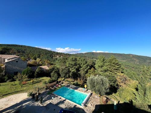 une vue aérienne d'une villa avec piscine dans l'établissement Le Planzollais - Gîte 1 et 2, à Planzolles