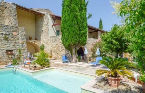 une piscine devant une maison dans l'établissement Mas des Molières, à Saint-Sauveur-de-Cruzières