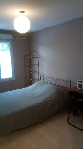 - une chambre avec un lit, une fenêtre et une lampe dans l'établissement Air-conditioned 2 bedroom duplex apartment 5 people, à Villefranche-sur-Saône