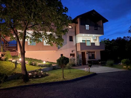 Κήπος έξω από το Guest House Bunčić Rooms