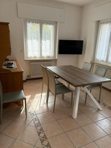 Televízia a/alebo spoločenská miestnosť v ubytovaní Villa Ginestra