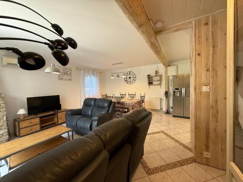 un salon avec un canapé et une télévision dans l'établissement Maison Tamaris, à LʼIsle-sur-la-Sorgue