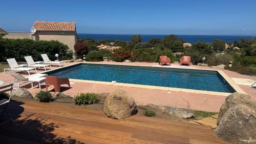 Villa 8 personnes entre l'ile rousse et Calvi avec piscine.