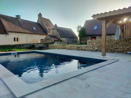 une piscine dans la cour d'une maison dans l'établissement Piscine, Charme et Calme au coeur du Périgord, à Finsac