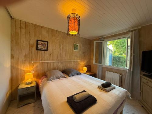 une chambre avec un lit avec deux serviettes dessus dans l'établissement Maison Tamaris, à LʼIsle-sur-la-Sorgue