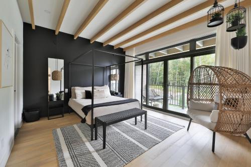 a bedroom with a bed and a chair at Verbier by Tremblant Platinum in Mont-Tremblant
