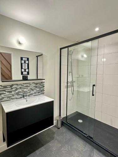 Koupelna v ubytování Le Repos urbain, près de Carat et Naval group