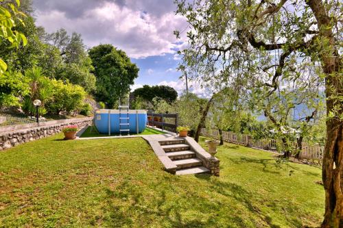 a garden with a blue object in the grass at Antica Limonaia by Theater Home in Muslone