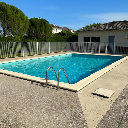 - une piscine avec deux rails métalliques dans la cour dans l'établissement Appartement, terrasse, piscine, Netflix et Wi-Fi, à Gaillac
