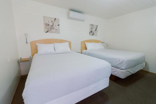 Postel nebo postele na pokoji v ubytování Waterfront Inn