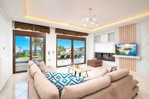 Μια τηλεόραση ή/και κέντρο ψυχαγωγίας στο Sunlight Grand Villas 3 Beheizte Pools 36 Gäste