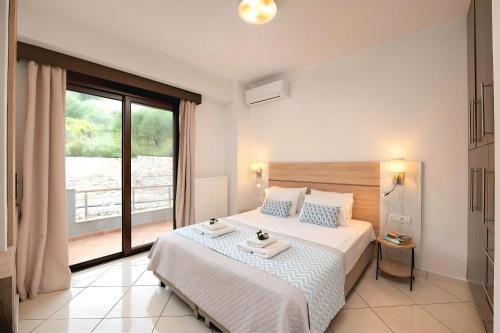 Ένα ή περισσότερα κρεβάτια σε δωμάτιο στο Sunlight Grand Villas 3 Beheizte Pools 36 Gäste