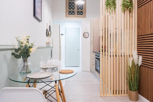 une salle à manger avec une table et des chaises en verre dans l'établissement Le Petit Boulbone, à Toulouse