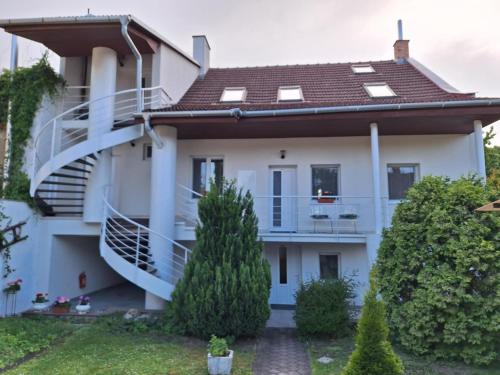 dom z balkonem i schodami w obiekcie Star Apartments w Pieszczanach