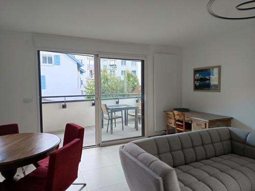 un salon avec un canapé et une table dans l'établissement Annecity, à Annecy