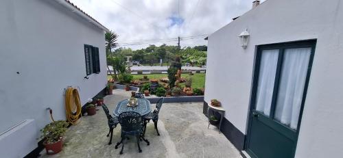 a patio with a table and chairs in a house at Casa Santos in Angra do Heroísmo