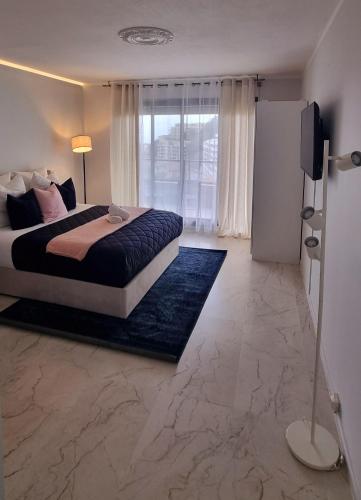 une chambre avec un lit et une télévision dans l'établissement Studio with view of Monaco, à Beausoleil