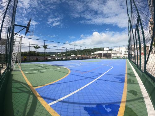 a tennis court with a net on top of it at Apartamento Vista Mar a 50m da Praia dos Anjos com Piscina, Churrasqueira Privativa e Estrutura de Lazer Completa in Arraial do Cabo
