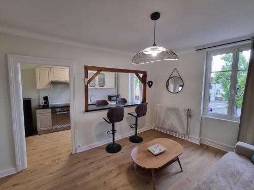 un salon avec une table et des chaises dans l'établissement S'Nidala, à Colmar