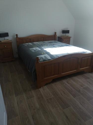 un lit dans une chambre avec deux tables de nuit et deux lampes dans l'établissement Maison de campagne avec terrain clos, à La Méaugon