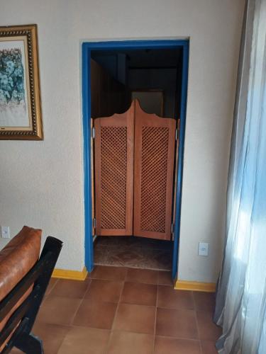 an open door to a room with a closet at Exclusivo Haras Marilu! in Atibaia