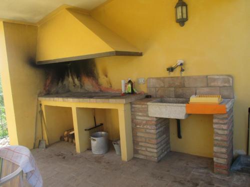 サルテアーノにあるAgriturismo Stiglianoのキッチン(シンク、ピザオーブン付)
