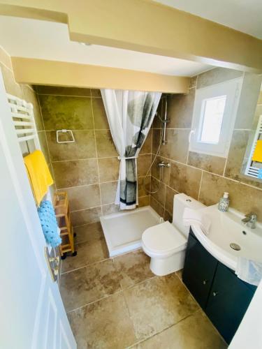une petite salle de bain avec toilettes et lavabo dans l'établissement Maison, à Fayence